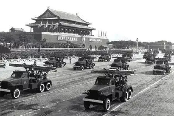 1953年，中国人民解放军火箭炮部队方阵通过天安门广场 