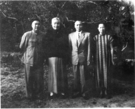 1948年荣德生（左二）与李宗仁（左三）夫妇摄于无锡梅园 