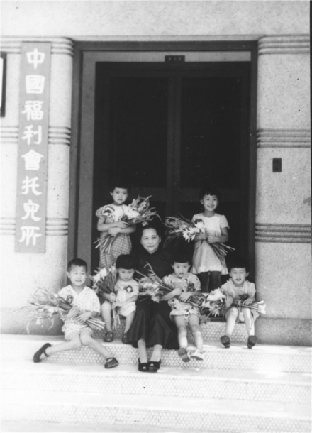 1953年，宋庆龄和中国福利会托儿所的孩子们在一起。