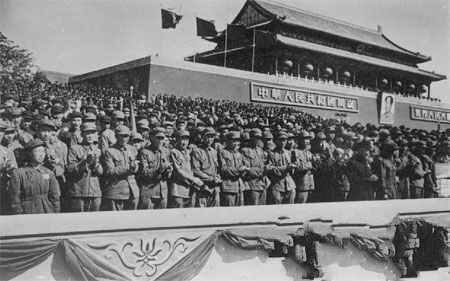 国庆阅兵时，天安门观礼台上的解放军