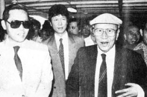 何贤合影