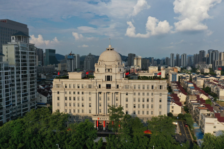 远观柳州银行总部大楼