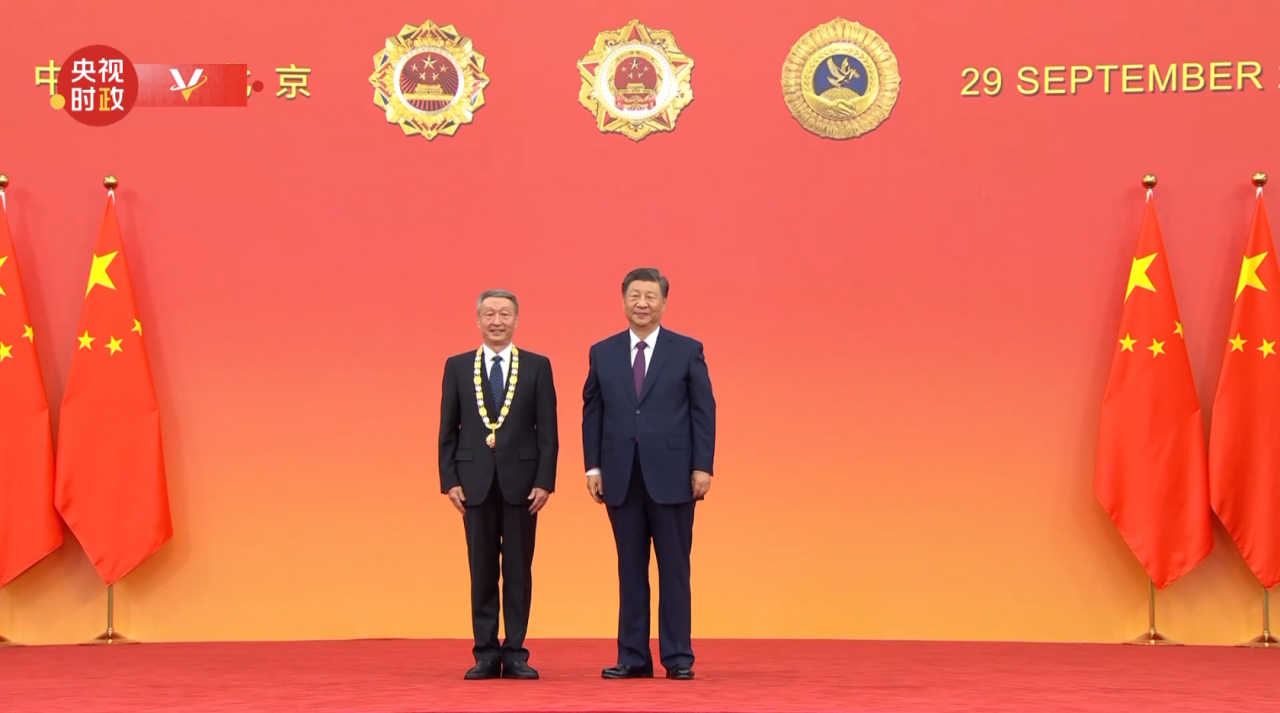 习近平向许振超（左）颁授奖章