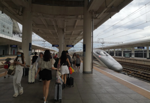 动车组列车停靠上饶站