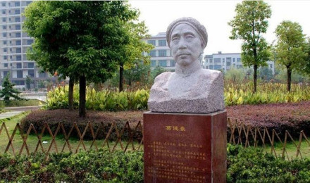 葛健豪纪念雕像