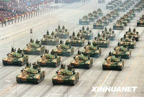 1999年10月1日，我军最新型主战坦克在国庆阅兵