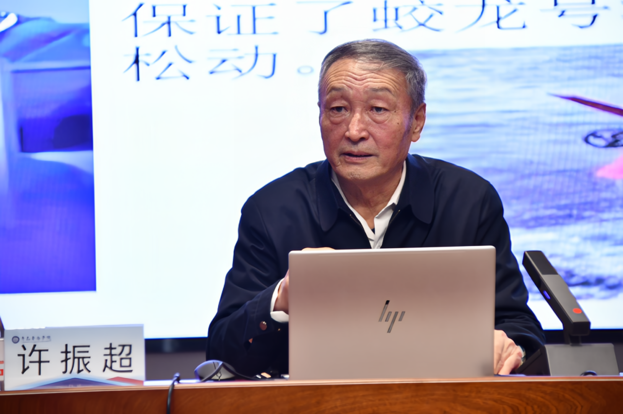 许振超在青岛黄海学院作“大国工匠进校园—许振超事迹报告会” 