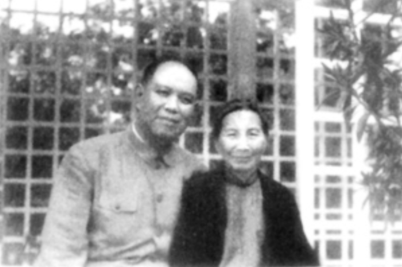 姚依林与母亲 