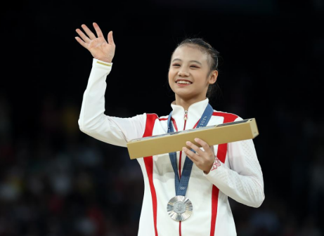 亚军中国选手邱祺缘在颁奖仪式上
