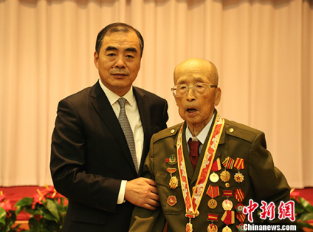 中国驻日本大使孔铉佑为日本籍解放军老战士颁发纪念章
