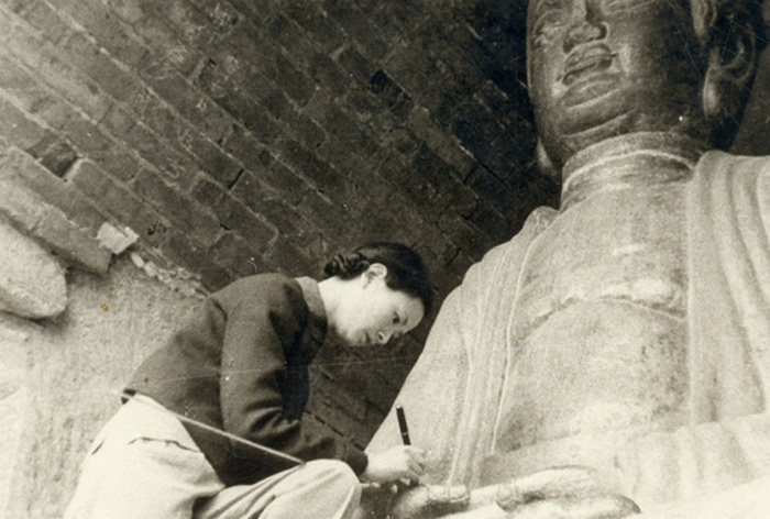 1937年测绘陕西耀县药王庙时林徽因在药王山