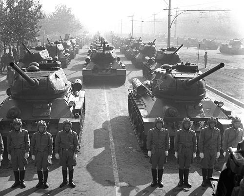 1957年，在国庆阅兵式上等待检阅的中国人民解放军坦克部队 