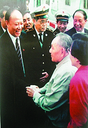 92年邓小平视察深圳时与郑良玉亲切握手