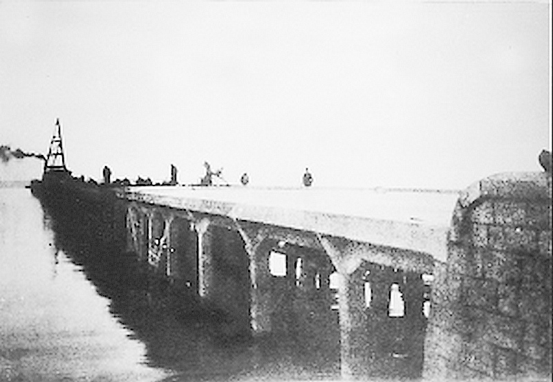 1918年建成的铁骨水泥式的栈桥码头