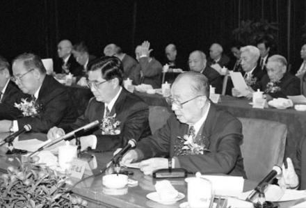 1995年12月16日，胡锦涛同志与孙起孟同志（右一）