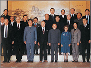 签字仪式的中外双方代表