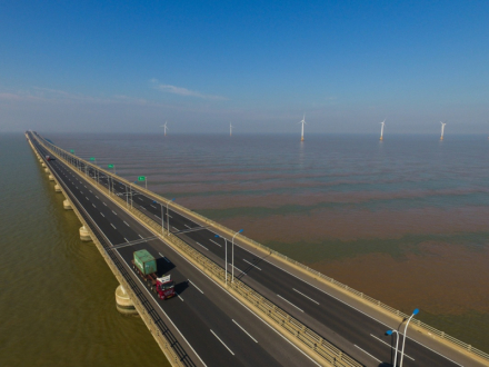 东海大桥跨越杭州湾东北部海面