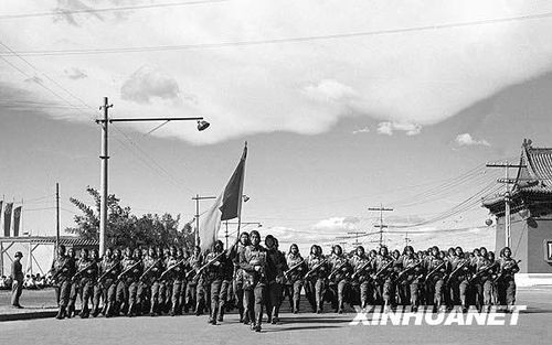 1951年10月1日，中国人民解放军伞兵部队行进在