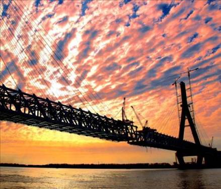 安庆长江铁路大桥合龙夕阳图