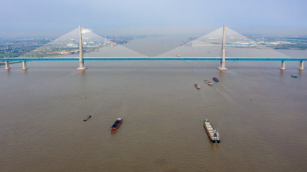沪苏通长江公铁大桥跨度大 