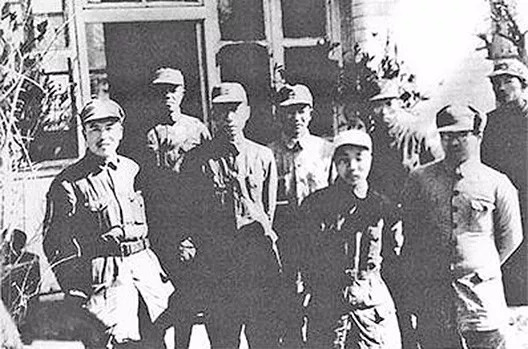 1942年，梁兴初（右三）与罗荣桓（右二）在山东 