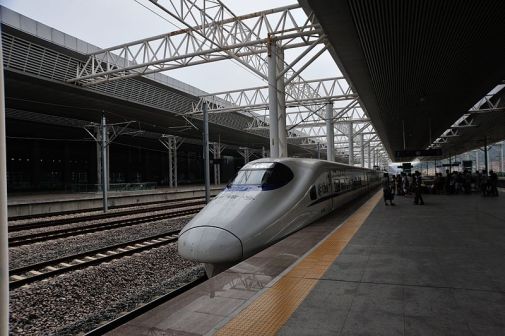 统型CRH2A动车组列车驶入泉州站 