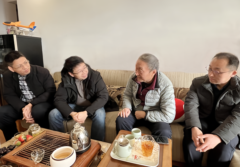 青岛职业技术学院领导慰问许振超（右2） 