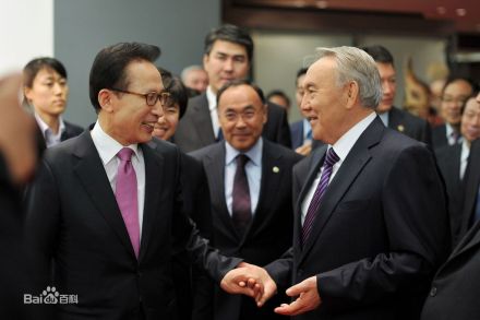 2010年在首尔与韩国总统李明博交谈