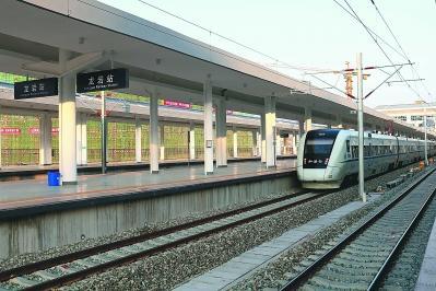 列车驶入龙岩站新站台（北站台）