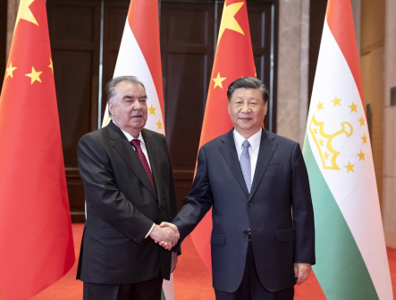 习近平与塔吉克斯坦总统拉赫蒙合影留念
