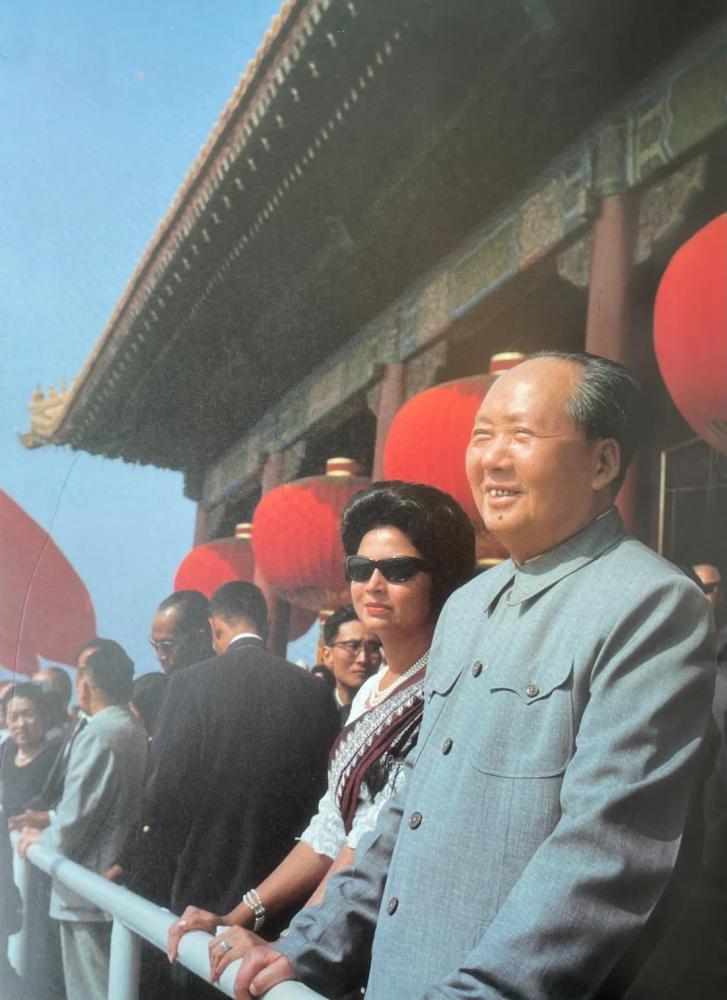 1965年10月1日，毛泽东在天安门城楼上 