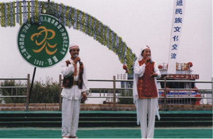 图3 宁夏山花儿歌手马汉东和温彩云表演 