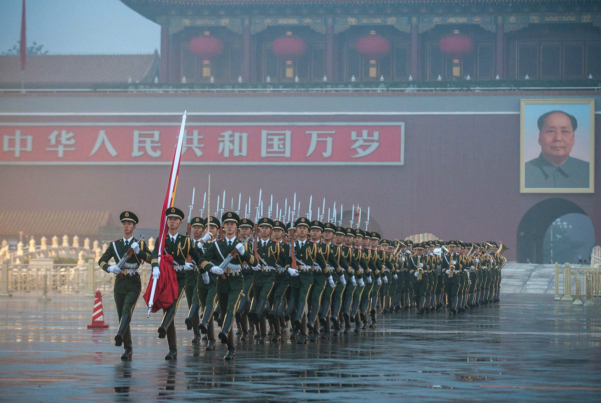 2013年10月1日，国旗护卫队冒雨护卫国旗走向天安门广场 