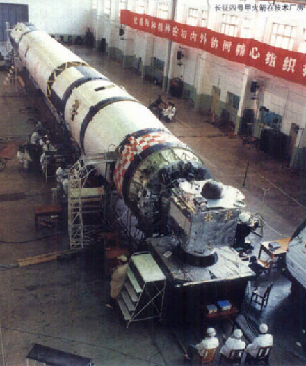 长征四号甲火箭在技术厂房检测 