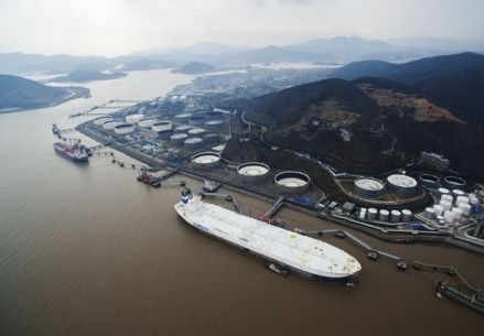 油轮停靠在宁波舟山港大榭港区