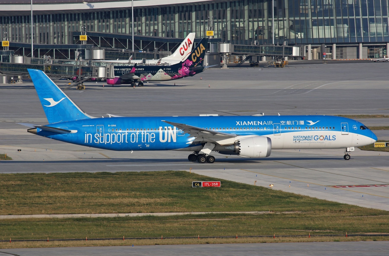 厦门航空“联合国l”涂装飞机于北京大兴国际机场滑行
