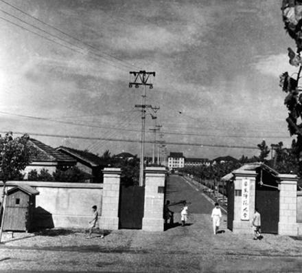1951年大夏大学改名后的校门