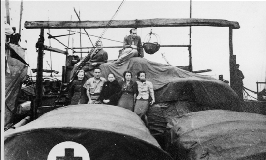 1943年，宋庆龄及保盟工作人员察看运输的医药用品。