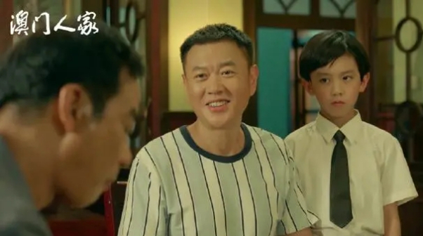 《澳门家人》中饰演梁鼎武