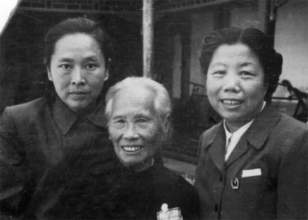 曾宪植（左一）陪同邓大姐接见妇女英模代表