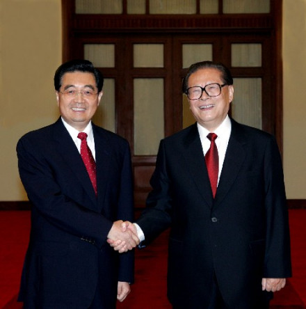 胡锦涛与江泽民亲切握手