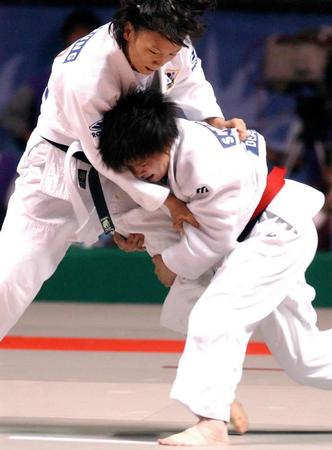 2002年釜山亚运会，冼东妹（右）获得亚军