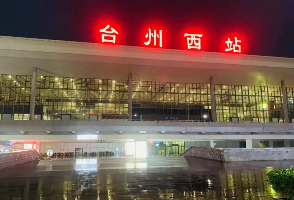 站房夜景