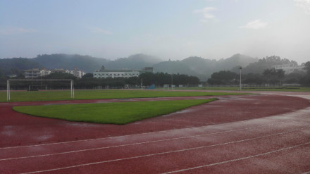 雨后田径场