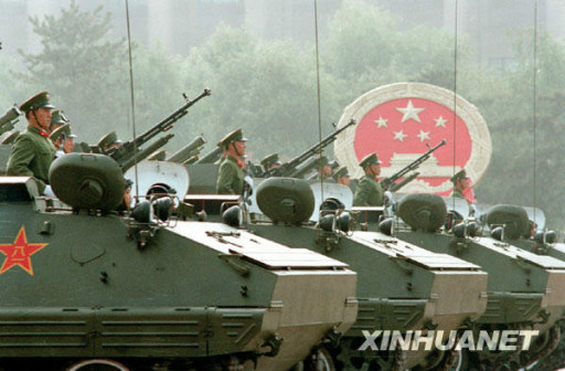 图为1984年10月1日，装甲运兵车方阵通过天安门