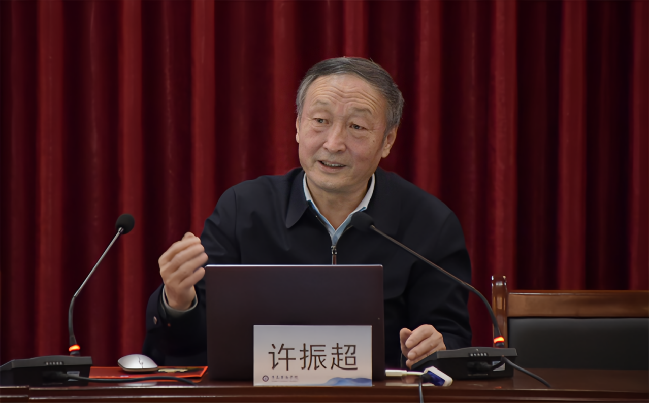 许振超在青岛黄海学院作报告 