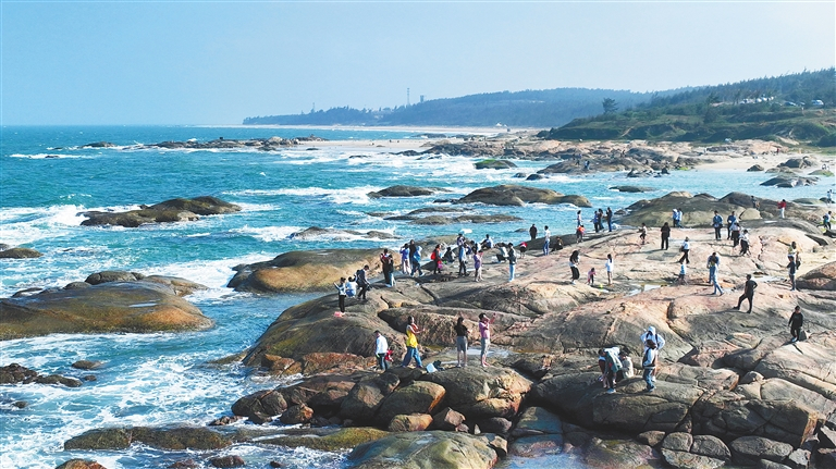 游客在海南环岛旅游公路文昌段游玩 
