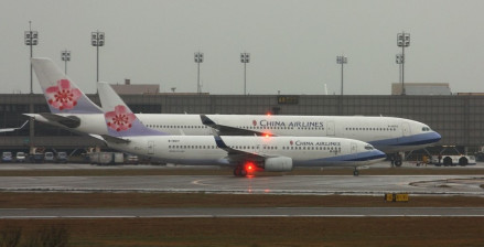 中华航空滑行于高雄国际机场