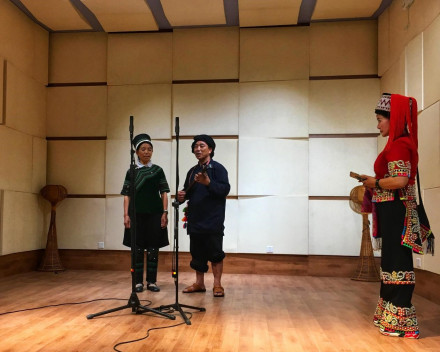 民歌歌手在中心录音棚进行专业音视频录制 