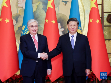 习近平与哈萨克斯坦总统托卡耶夫合影留念